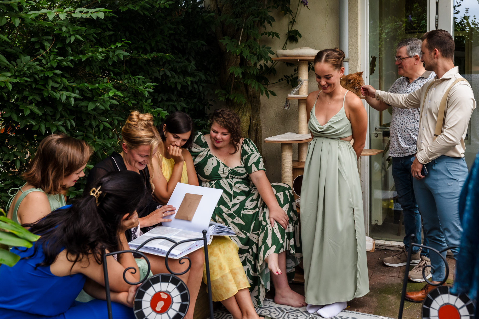 bruid met bruidsmeisjes en familie bereiden zich voor op de bruiloft