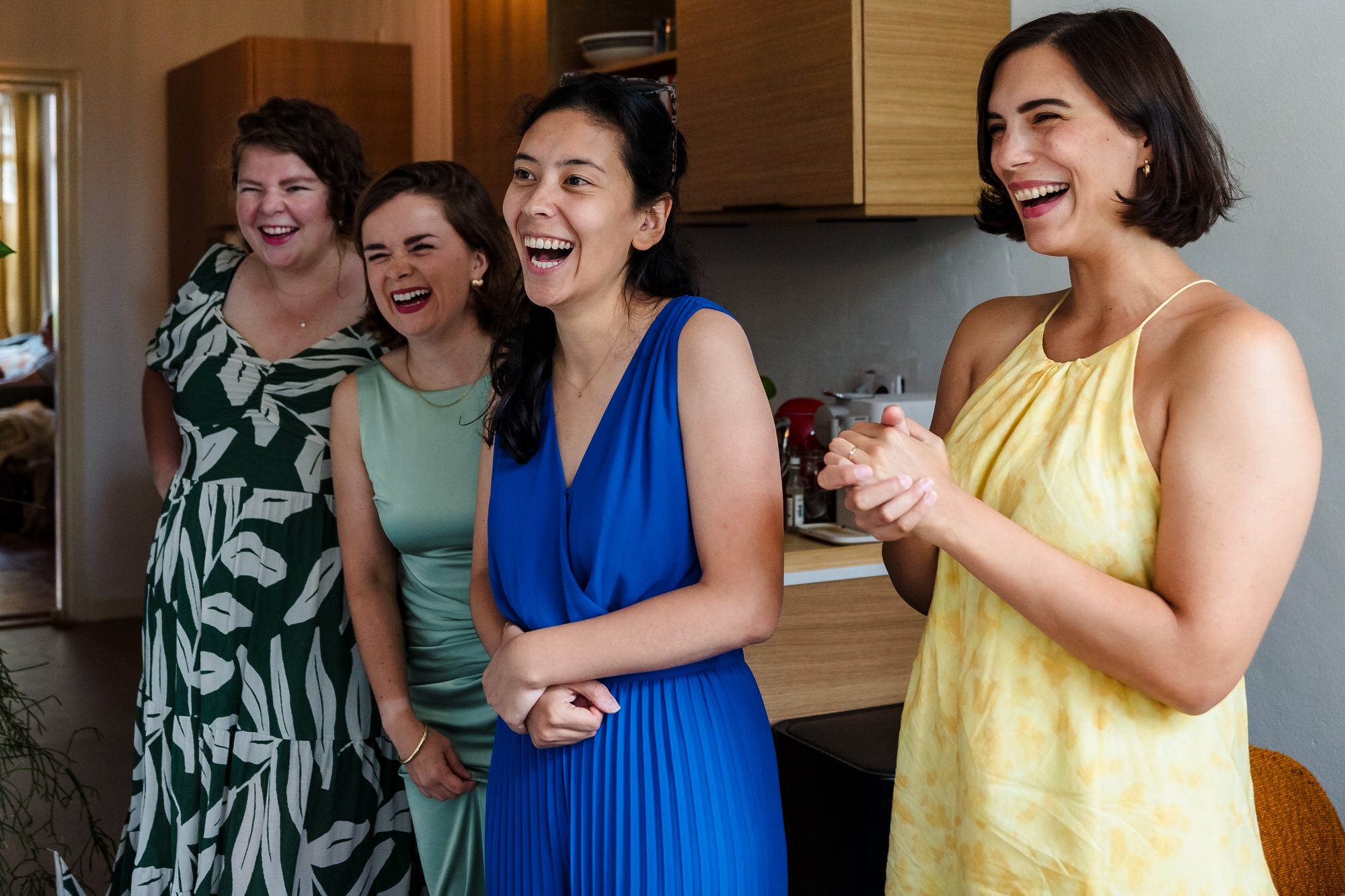 bruidsmeisjes zien voor het eerst de bruid in haar trouwjurk