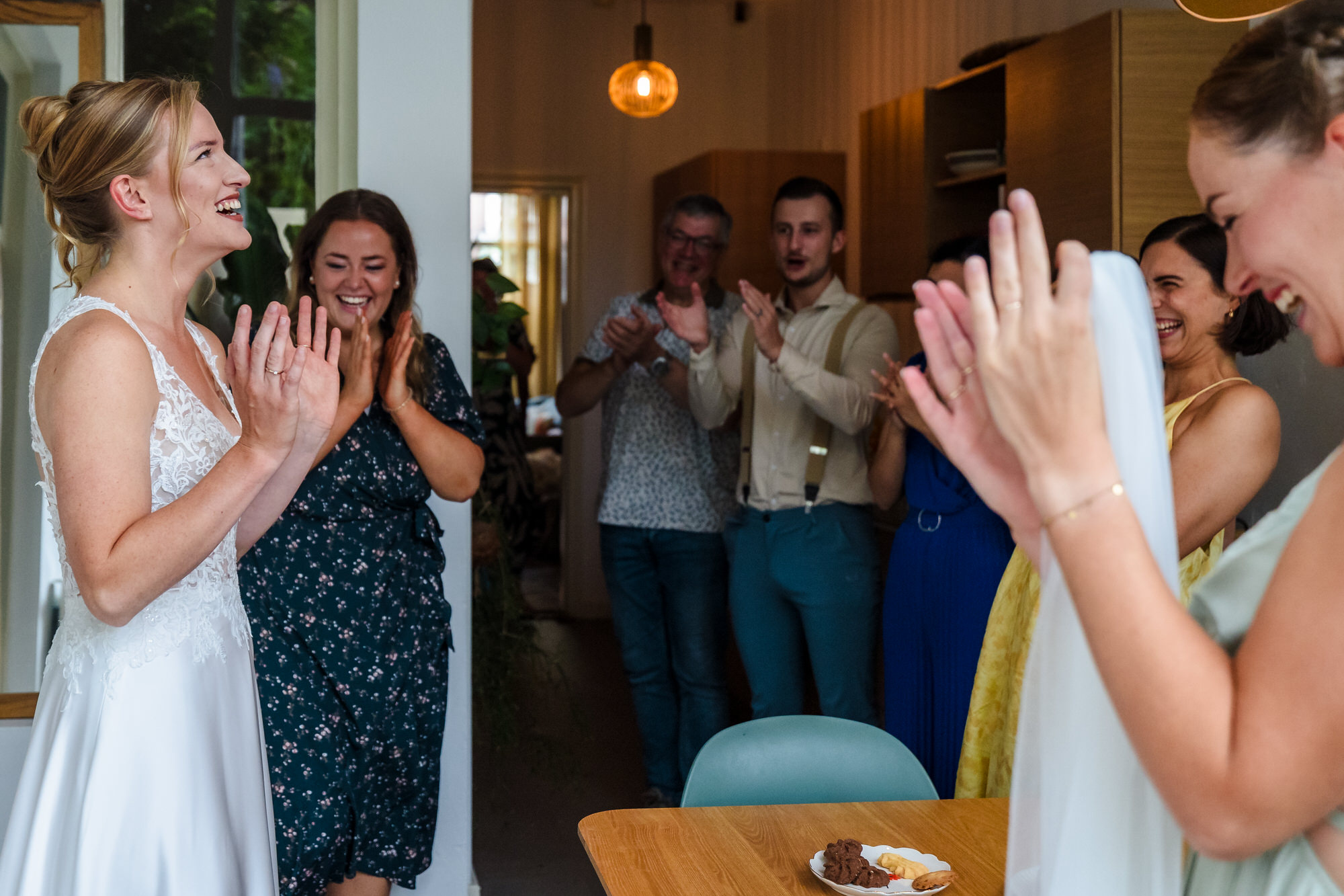 bruid en bruidsmeisjes nadat ze net haar jurk heeft aangetrokken