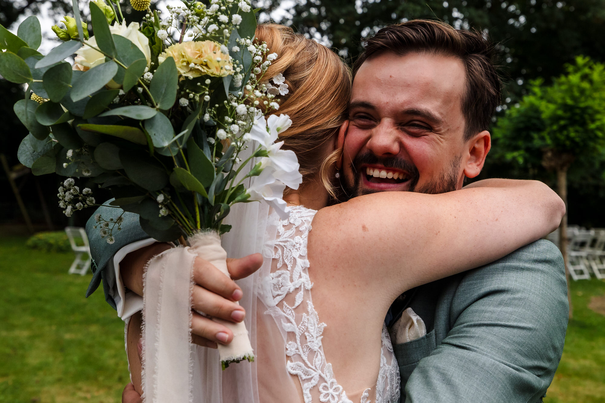 first look tijdens zomerbruiloft op landgoed bergzicht-de raaf in Heumen