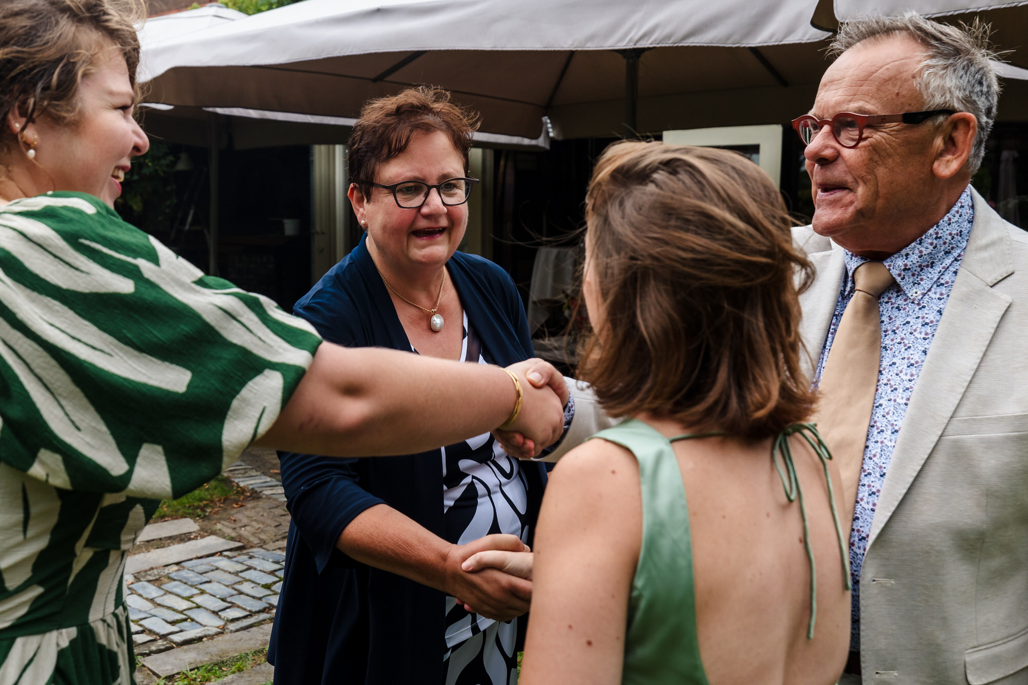 gasten op zomerbruiloft in heumen stellen zich aan elkaar voor