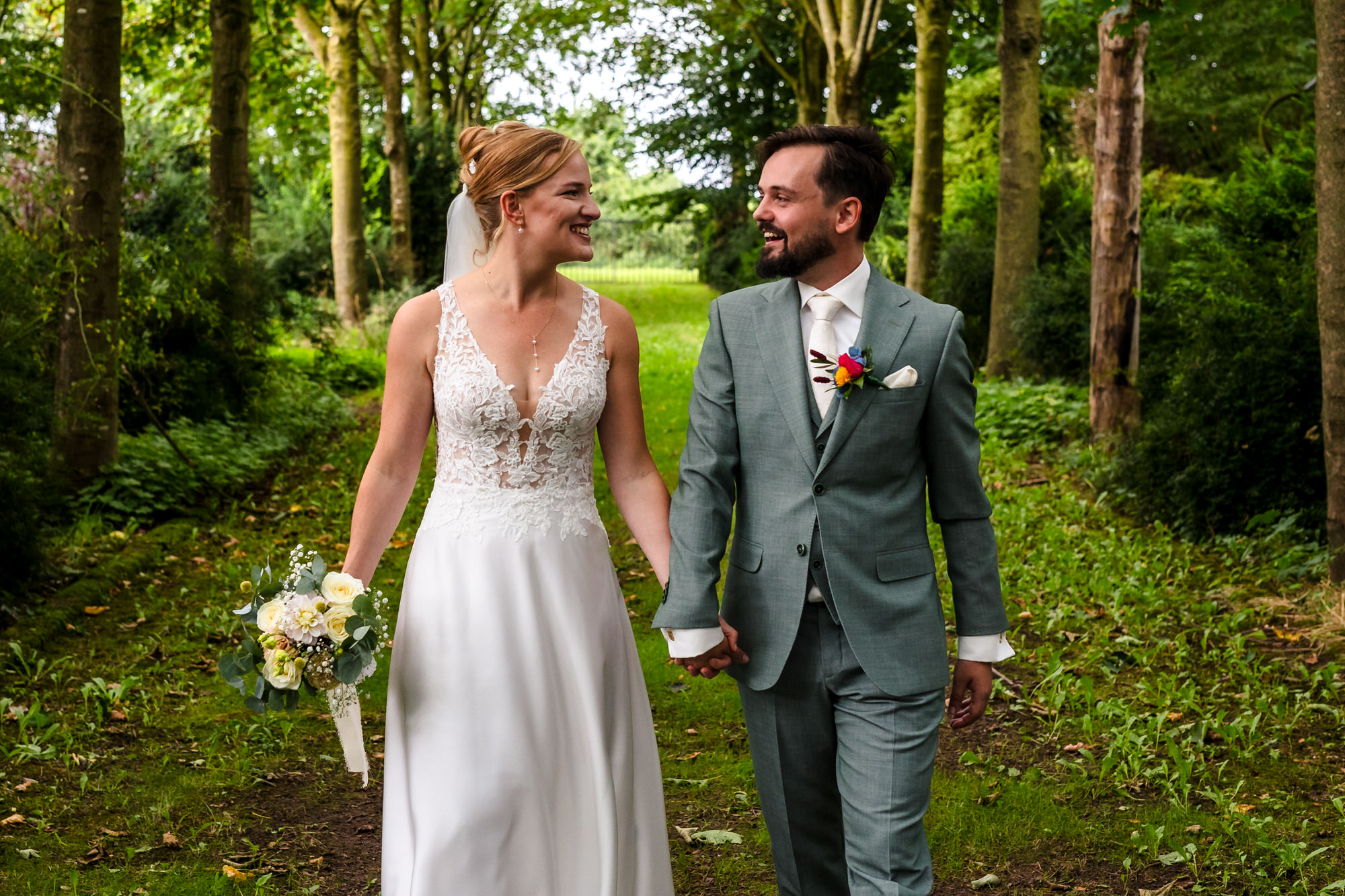 bruidspaar wandelt door de tuin van landgoed bergzicht-de raaf in heumen