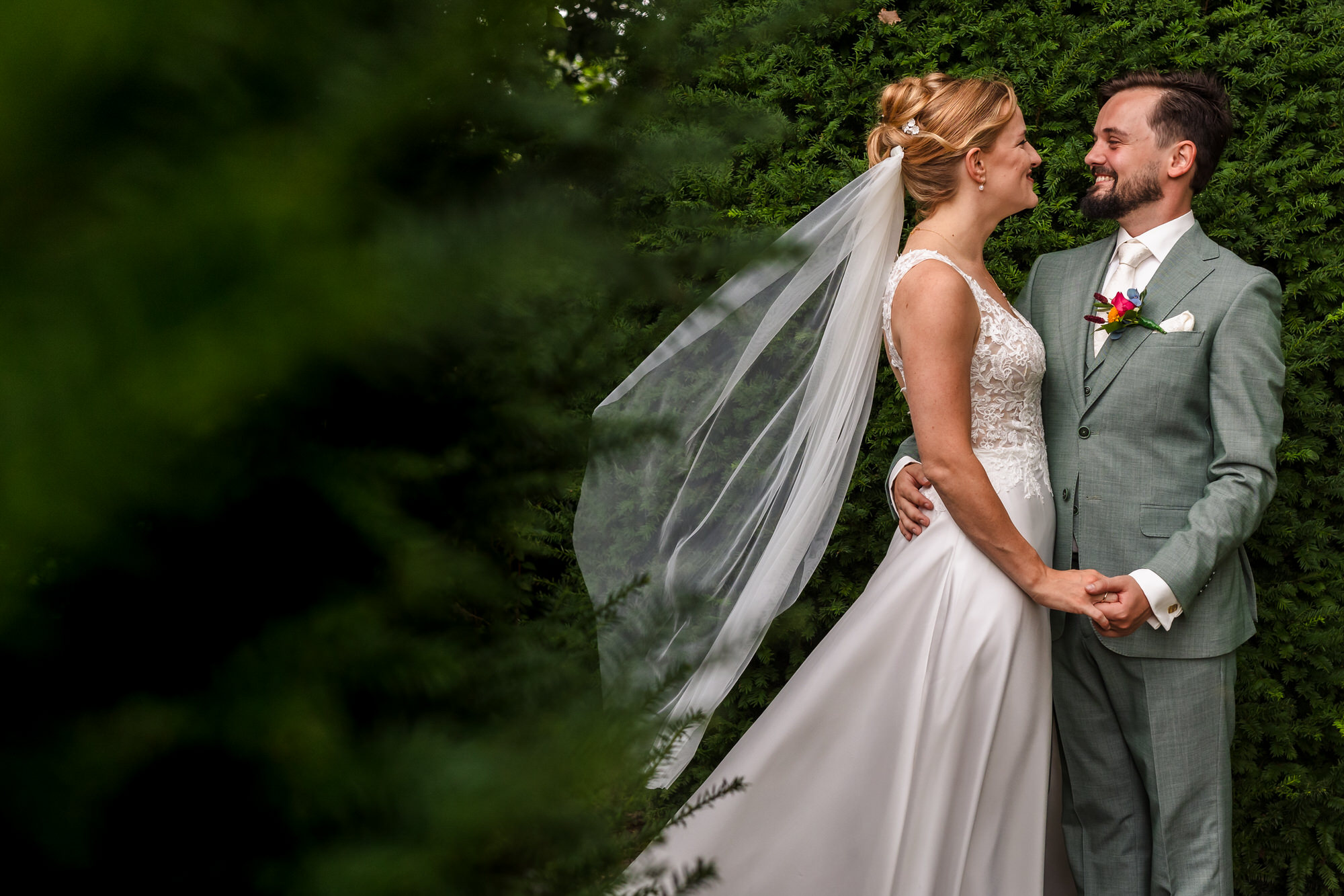 bruidspaar in de tuin van landgoed bergzicht-de raaf in heumen tijdens zomerbruiloft