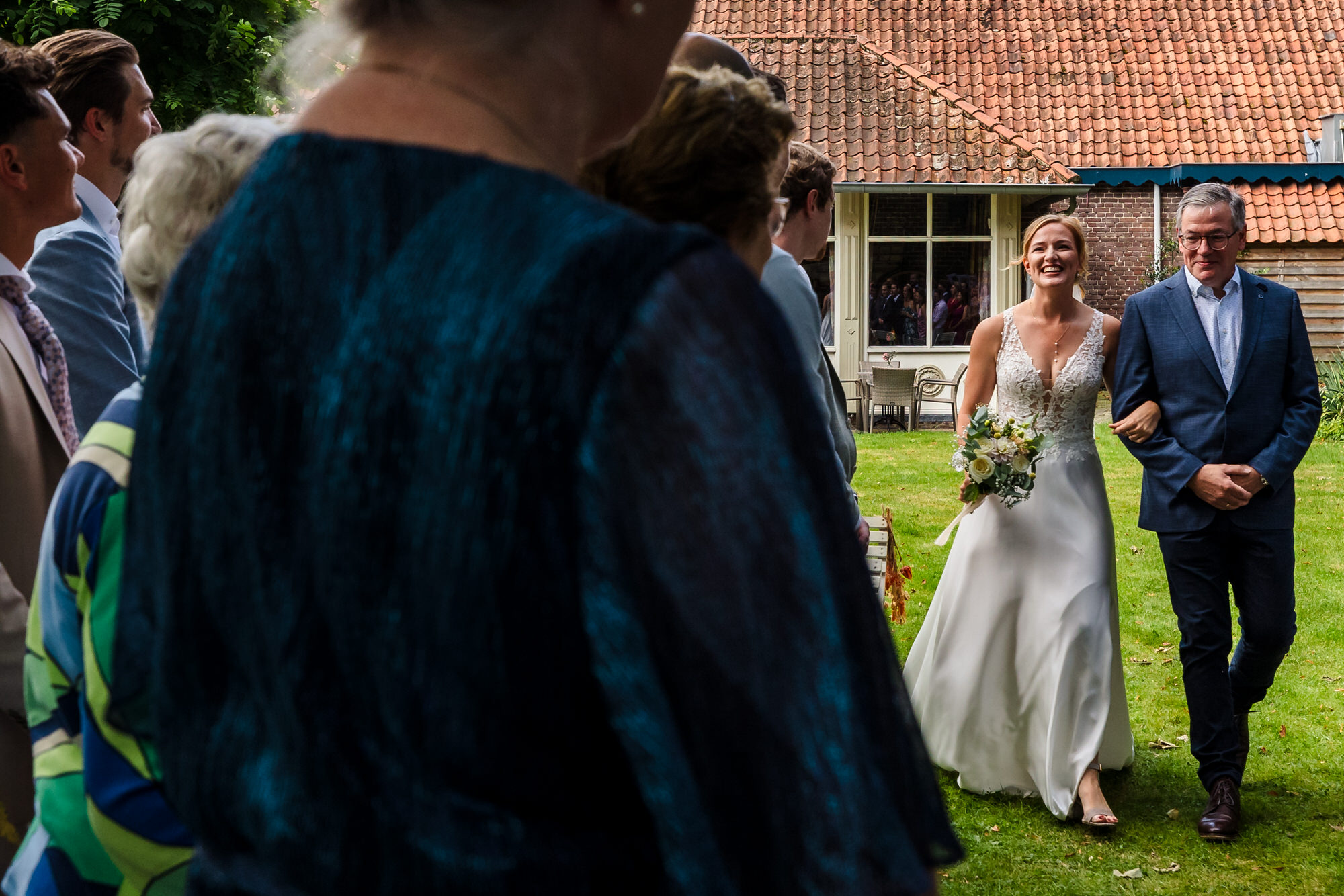 bruid wordt weggegeven door haar vader