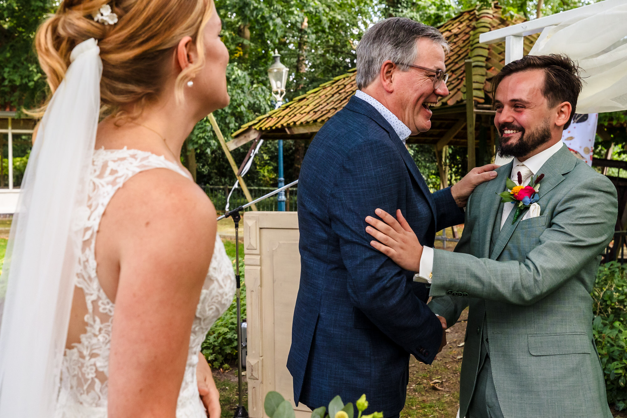 bruid wordt weggegeven door haar vader