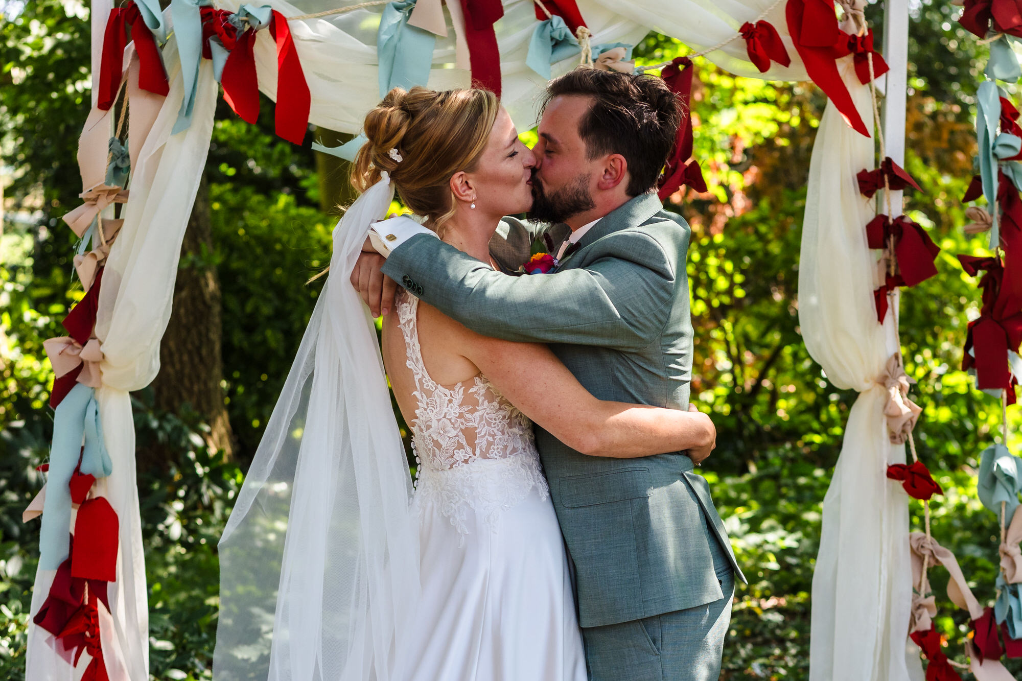 eerste kus van bruid en bruidegom