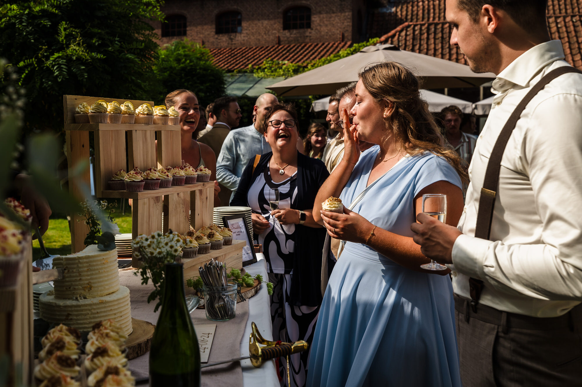 gasten op bruiloft proeven van de bruidstaart