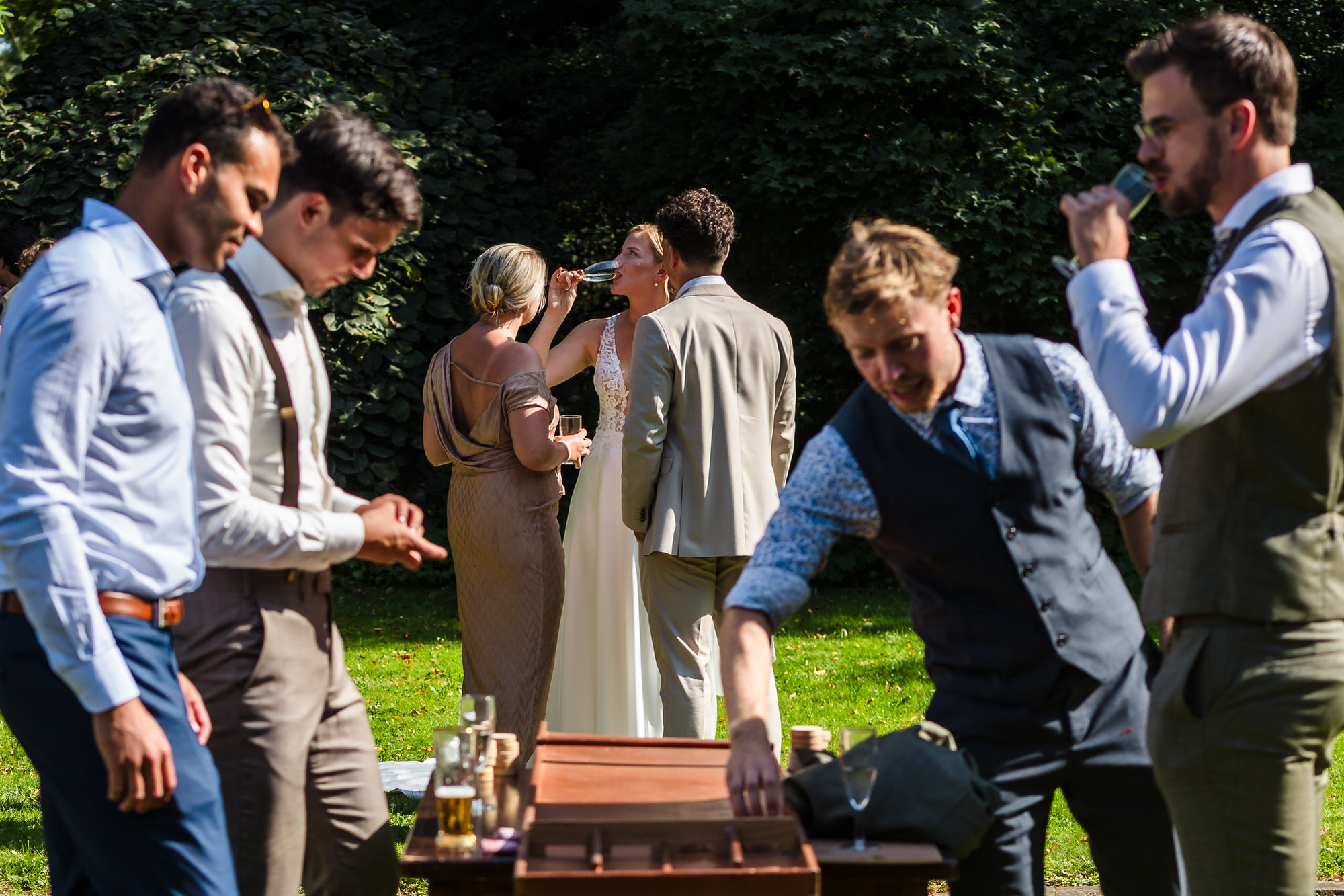 bruid drinkt champagne in de tuin van landgoed bergzicht-de raaf in heumen