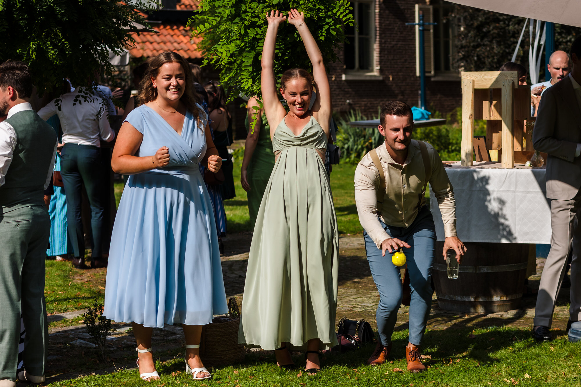 bruiloftsgasten spelen jeu des boules