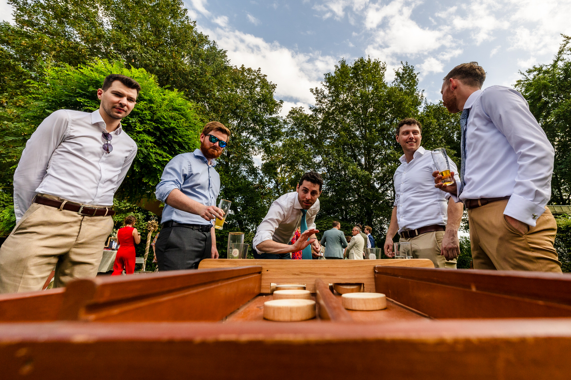 bruiloftsgasten zijn aan het sjoelen