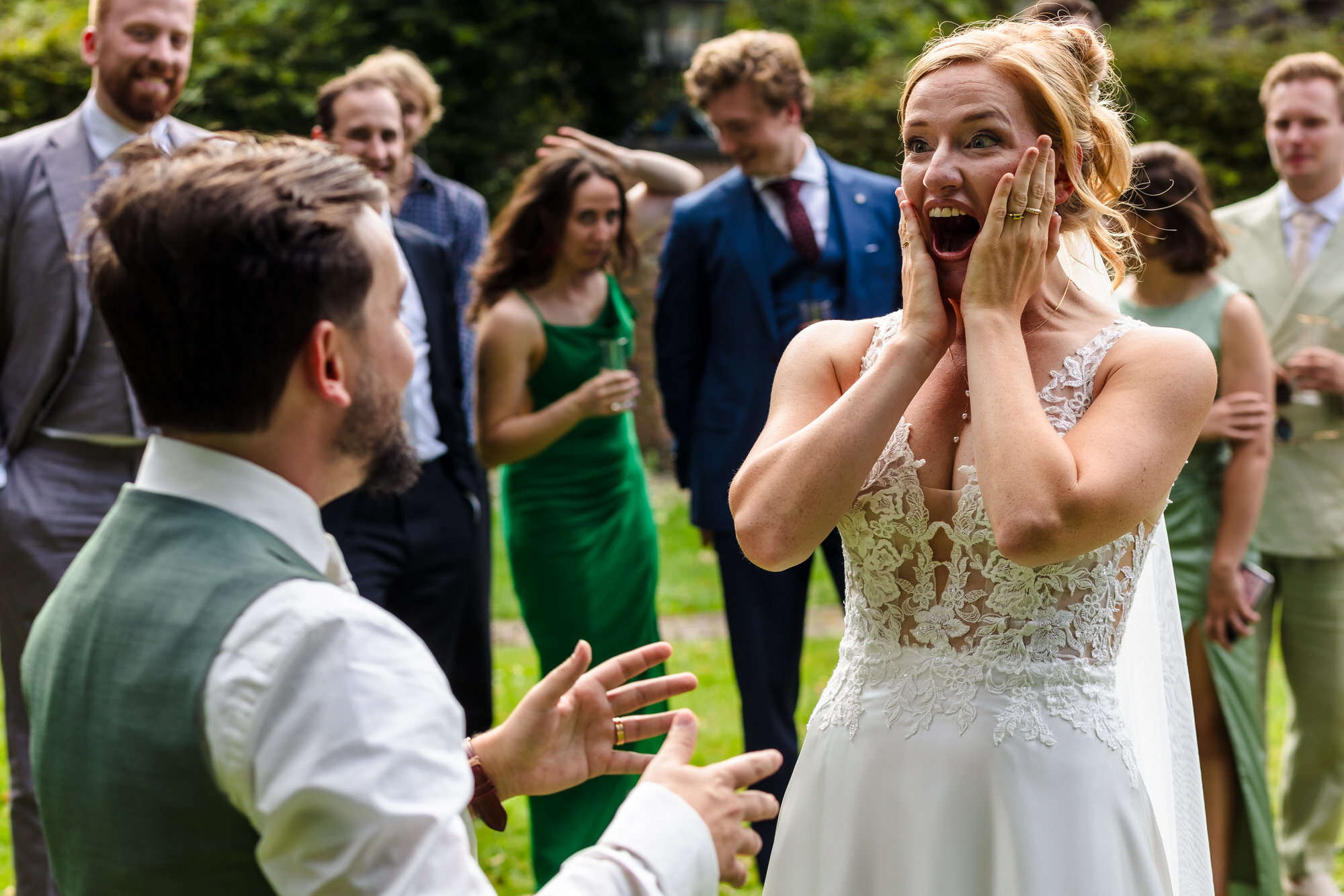 bruidspaar krijgt cadeau overhandigd