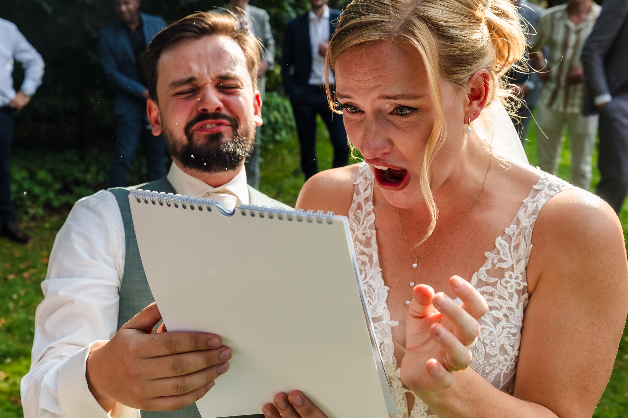 bruidspaar krijgt cadeau overhandigd