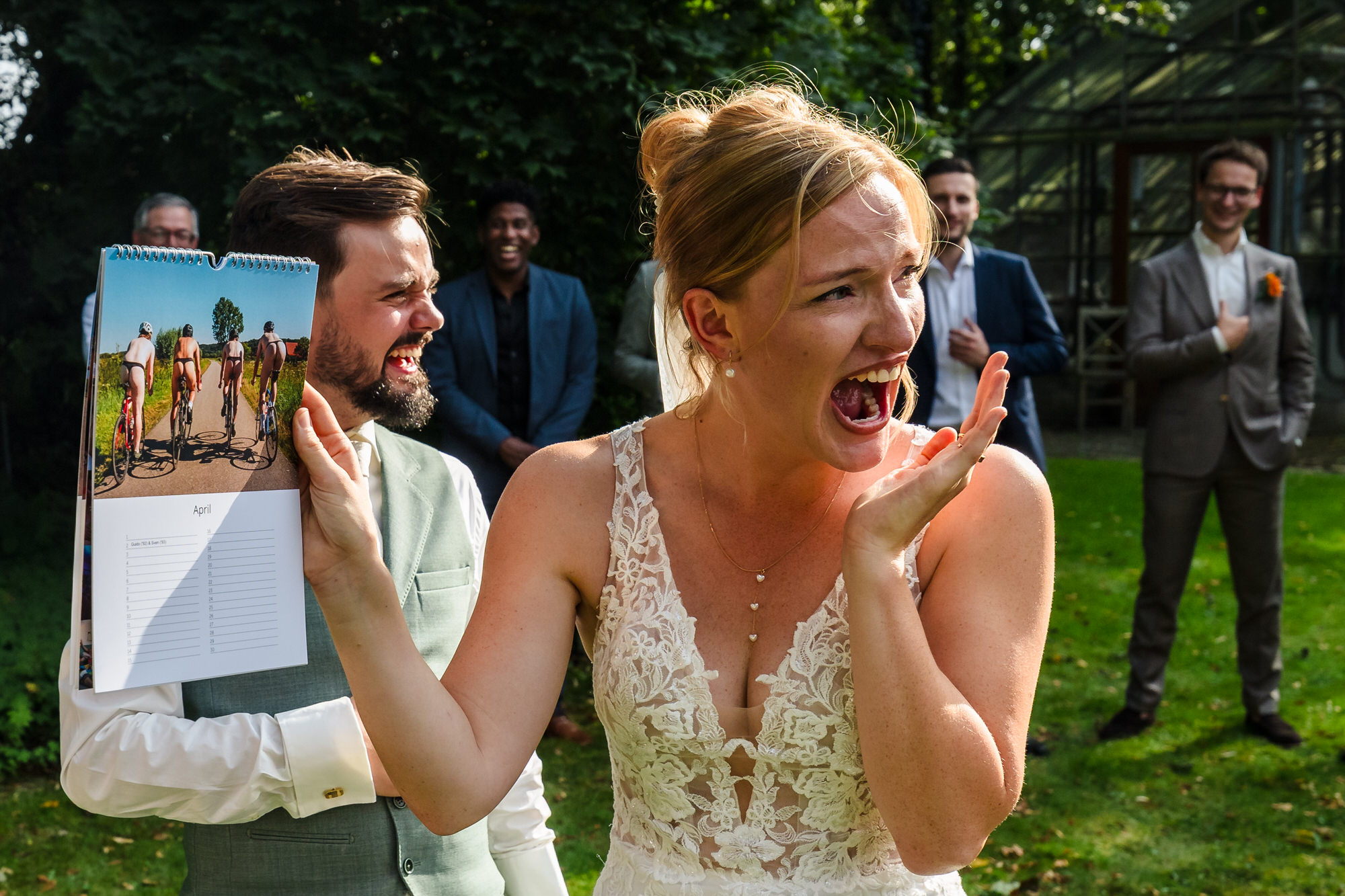 bruidspaar krijgt cadeau overhandigd