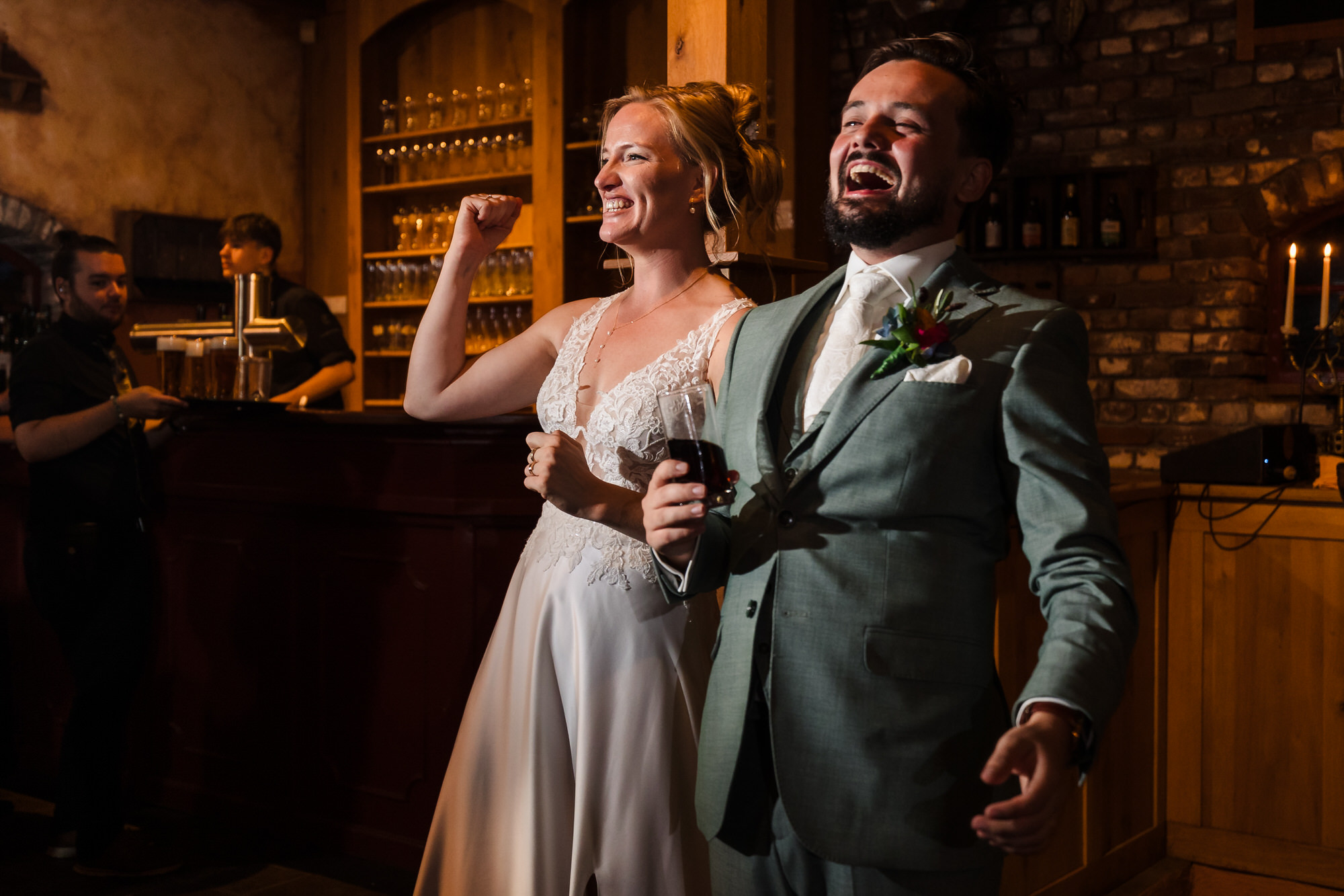 bruidspaar maakt entree op dansvloer