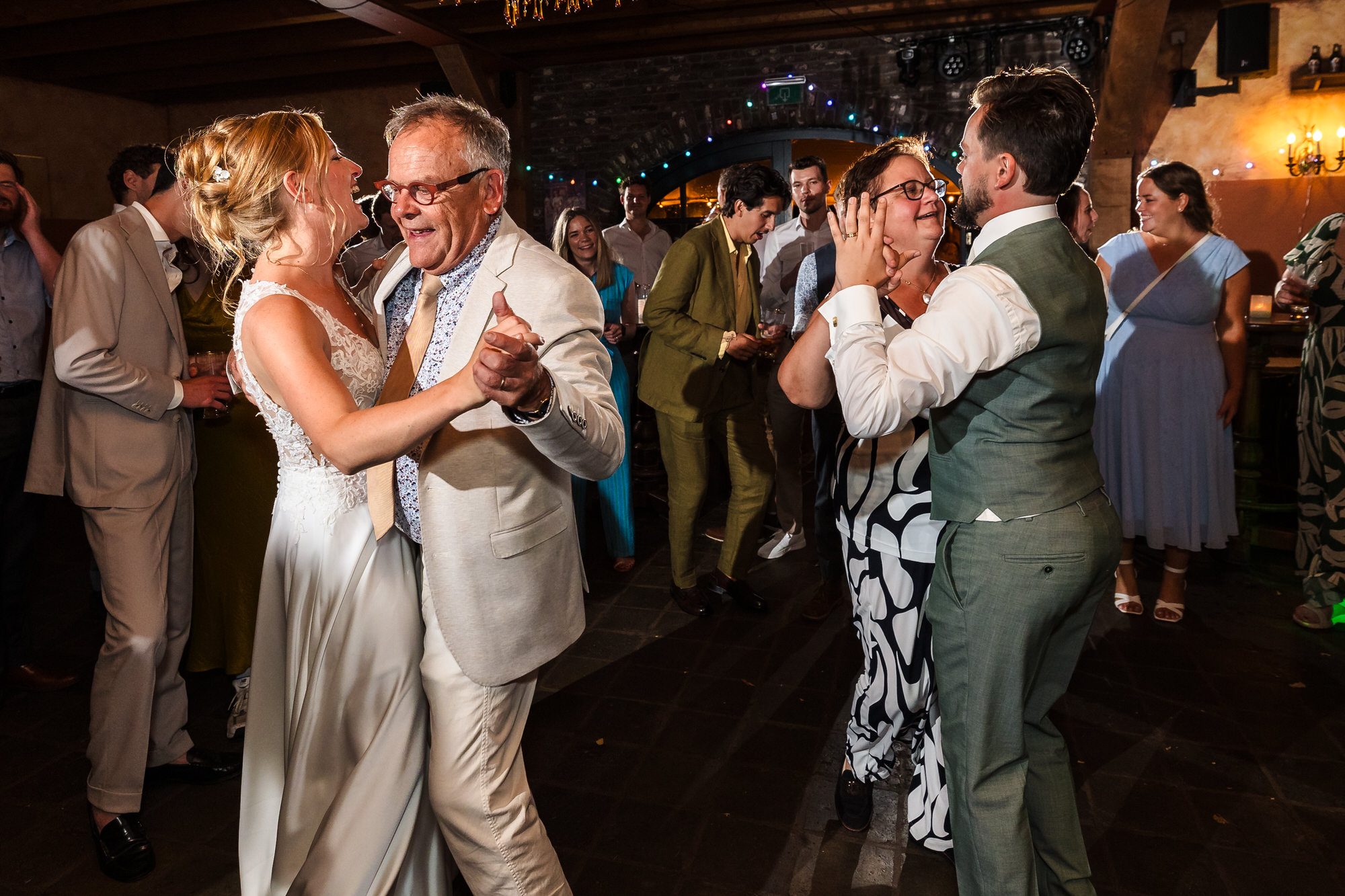 bruidspaar danst met ouders