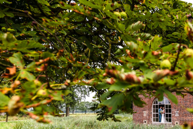 bruidspaar tijdens bruiloft op kasteel tongelaar