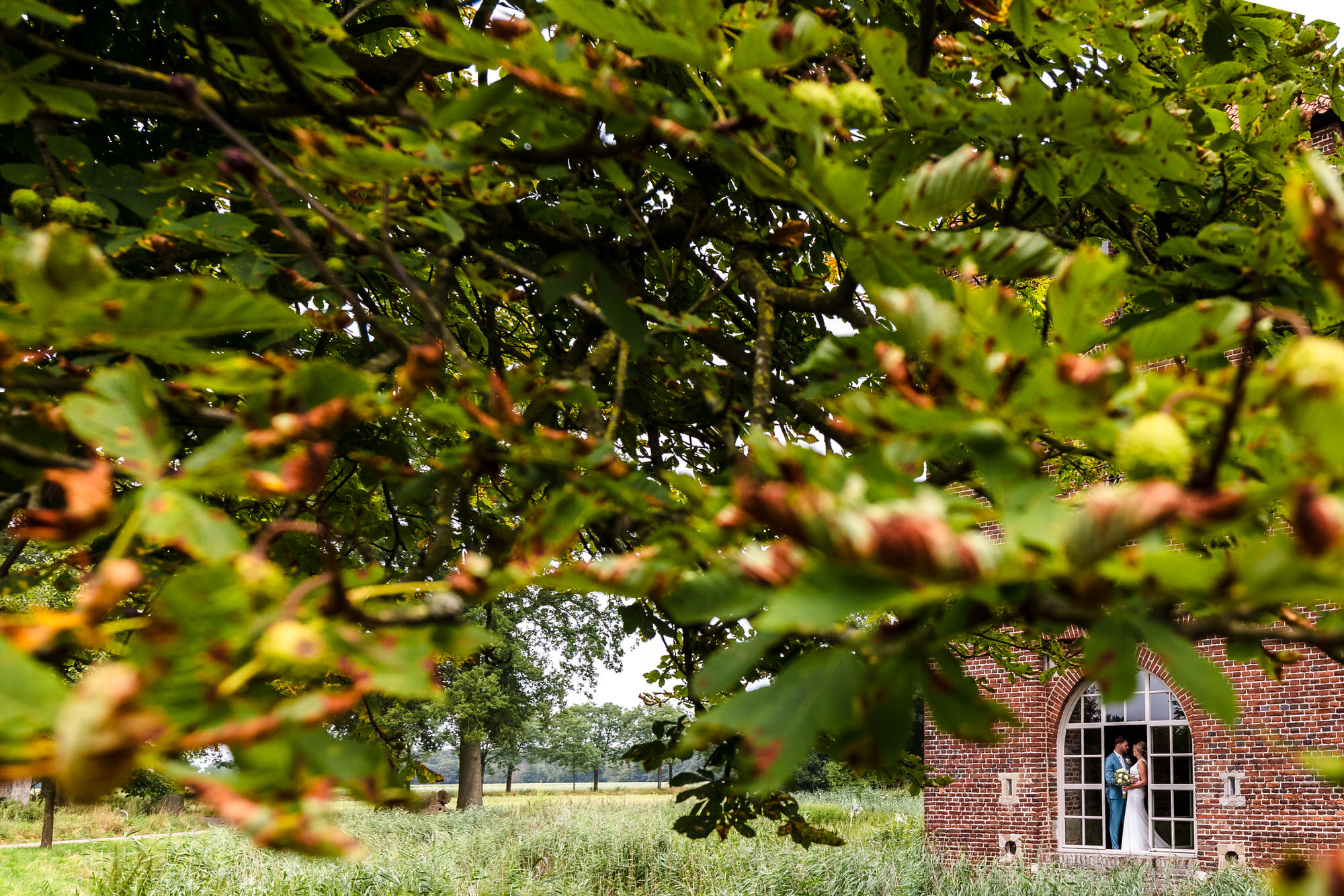 bruidspaar tijdens bruiloft op kasteel tongelaar