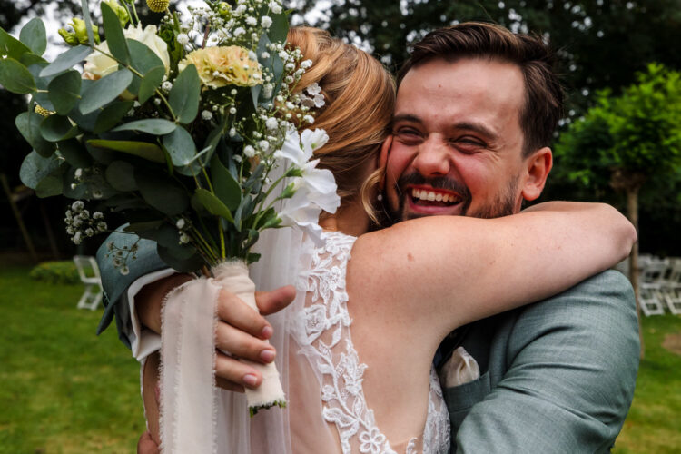 first look van een bruidspaar op een landgoed
