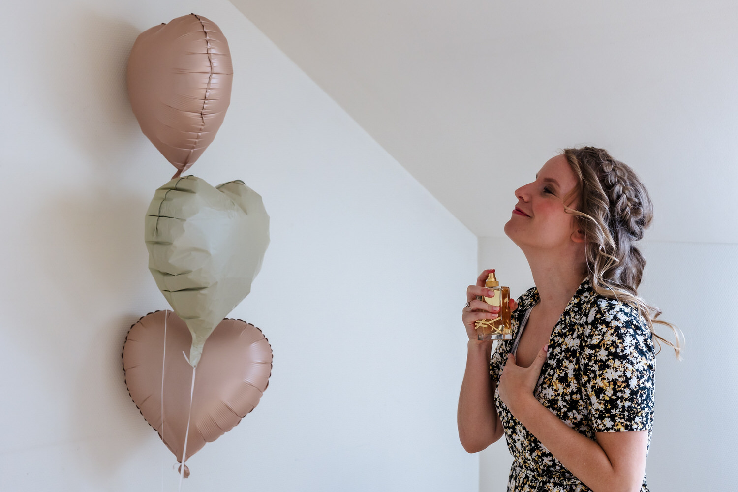 bruid doet parfum op