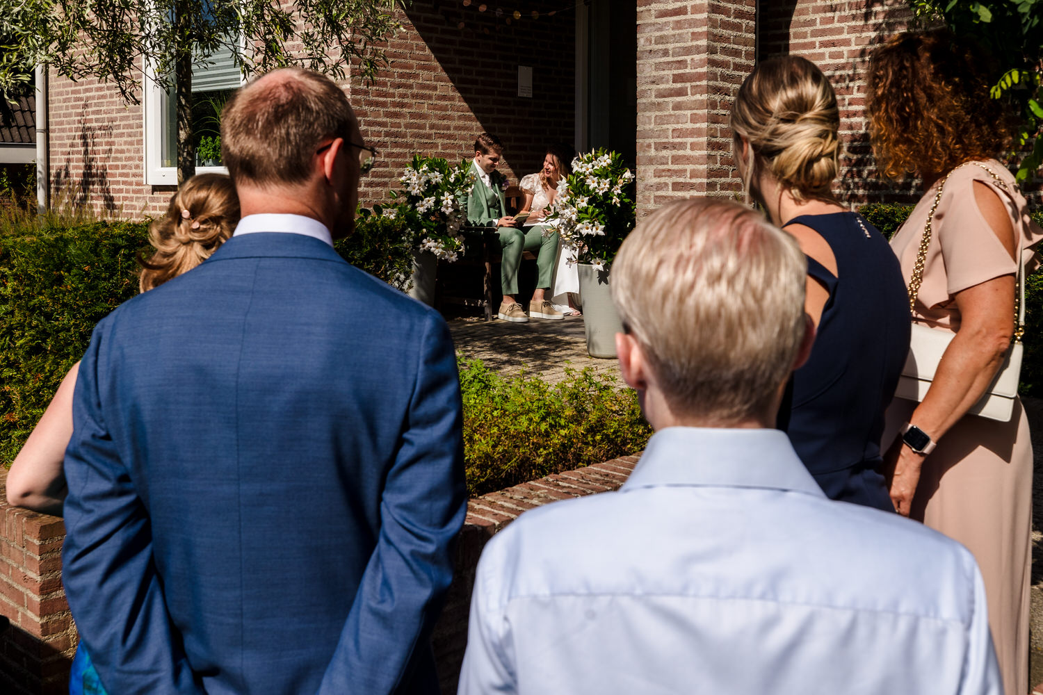 bruid en bruidegom lezen elkaars geloften