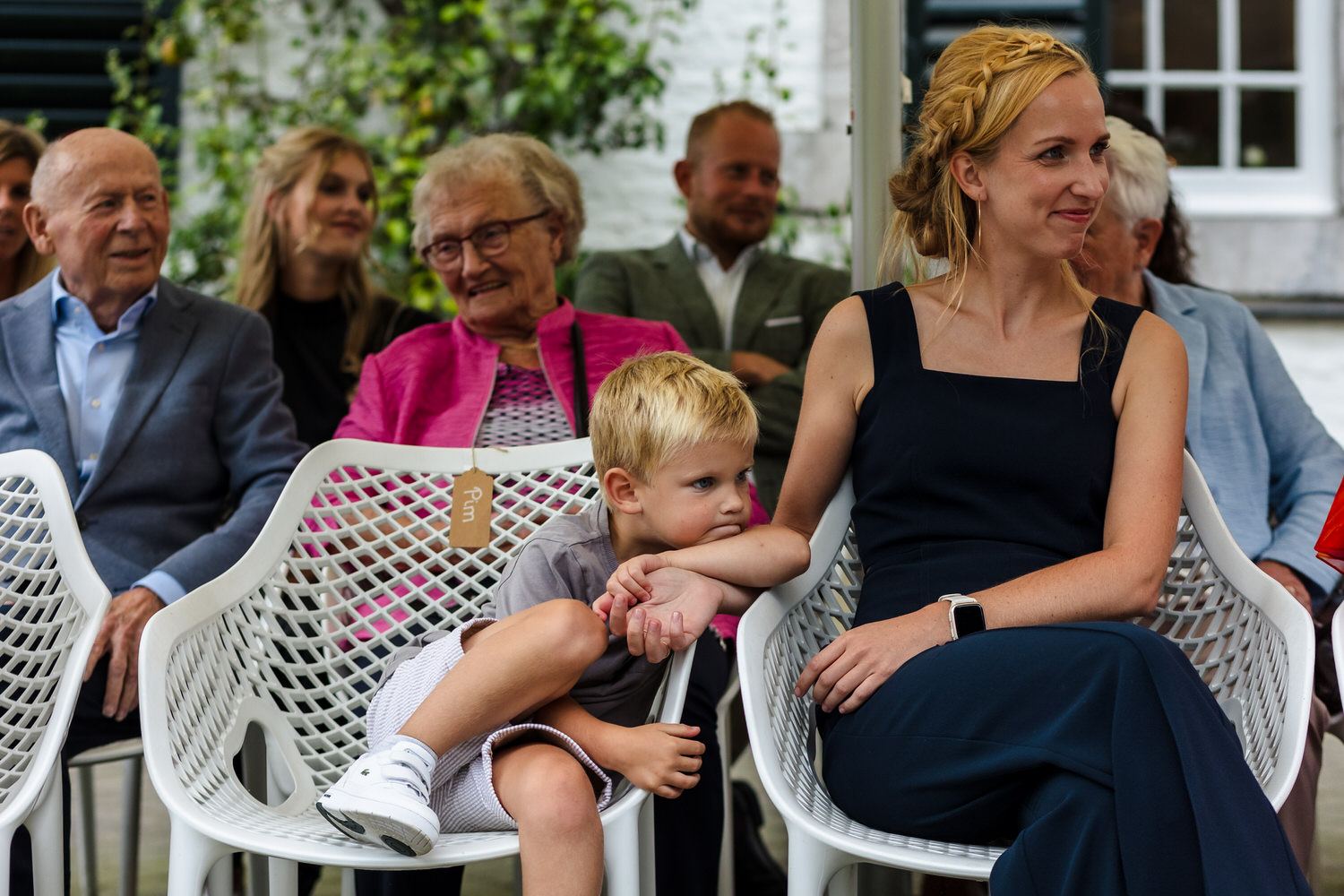 gasten tijdens de ceremonie van een bruiloft op kasteel vaalsbroek