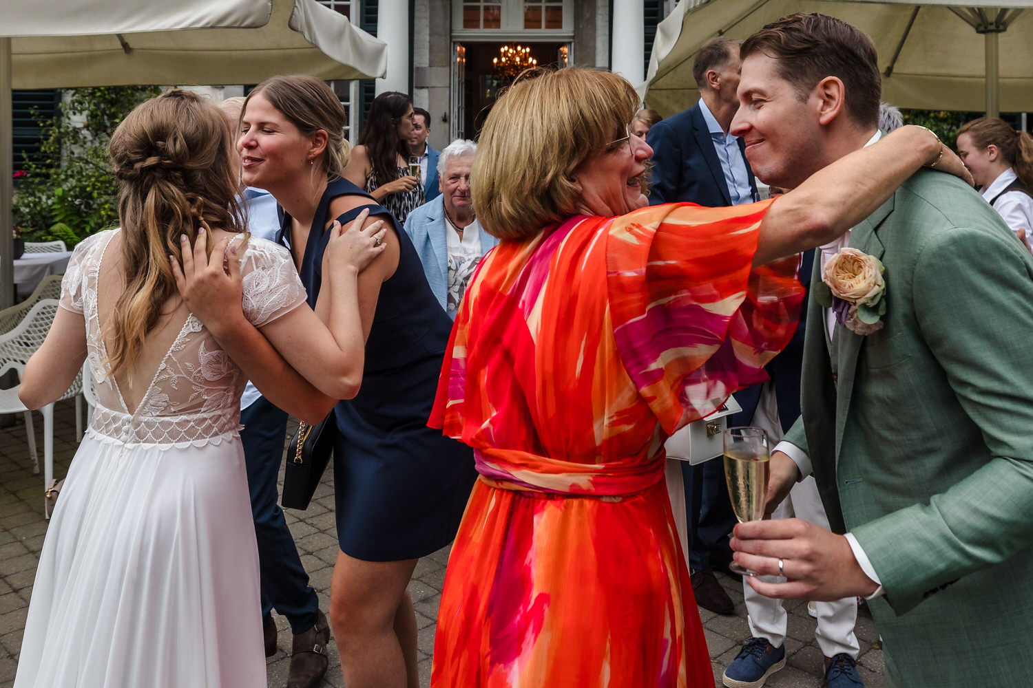 gasten op bruiloft feliciteren bruidspaar