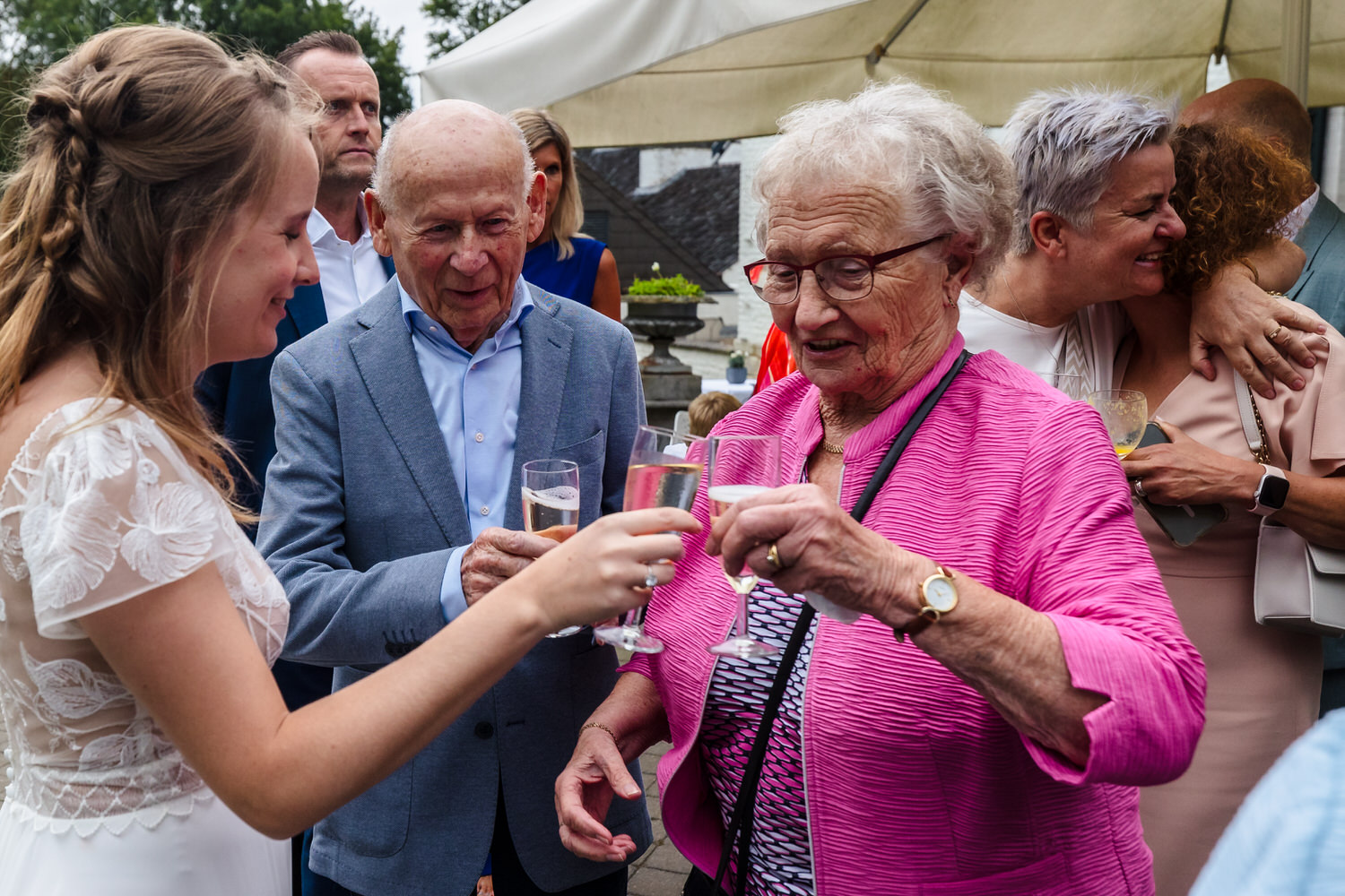 bruid proost met oma