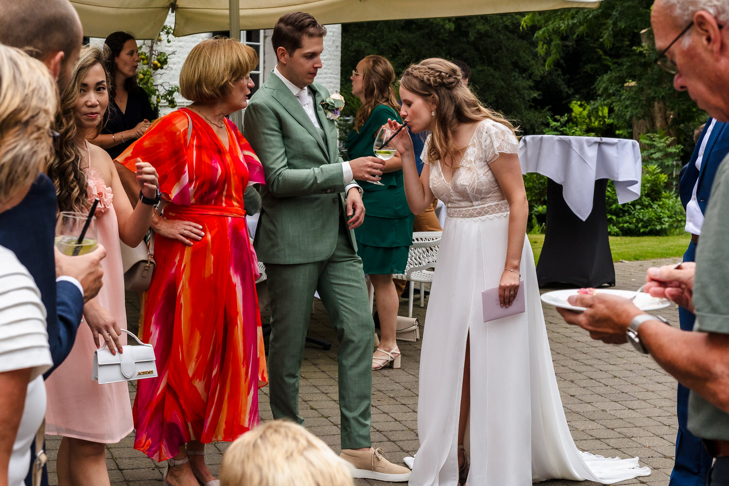 borrel tijdens bruiloft op kasteel vaalsbroek in vaals