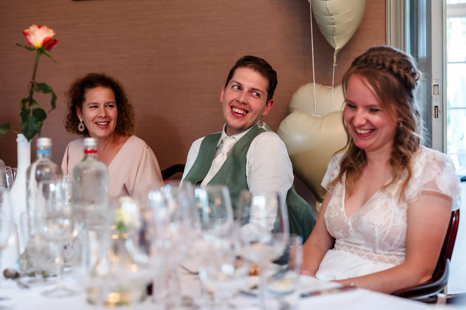 gasten aan de dinertafel