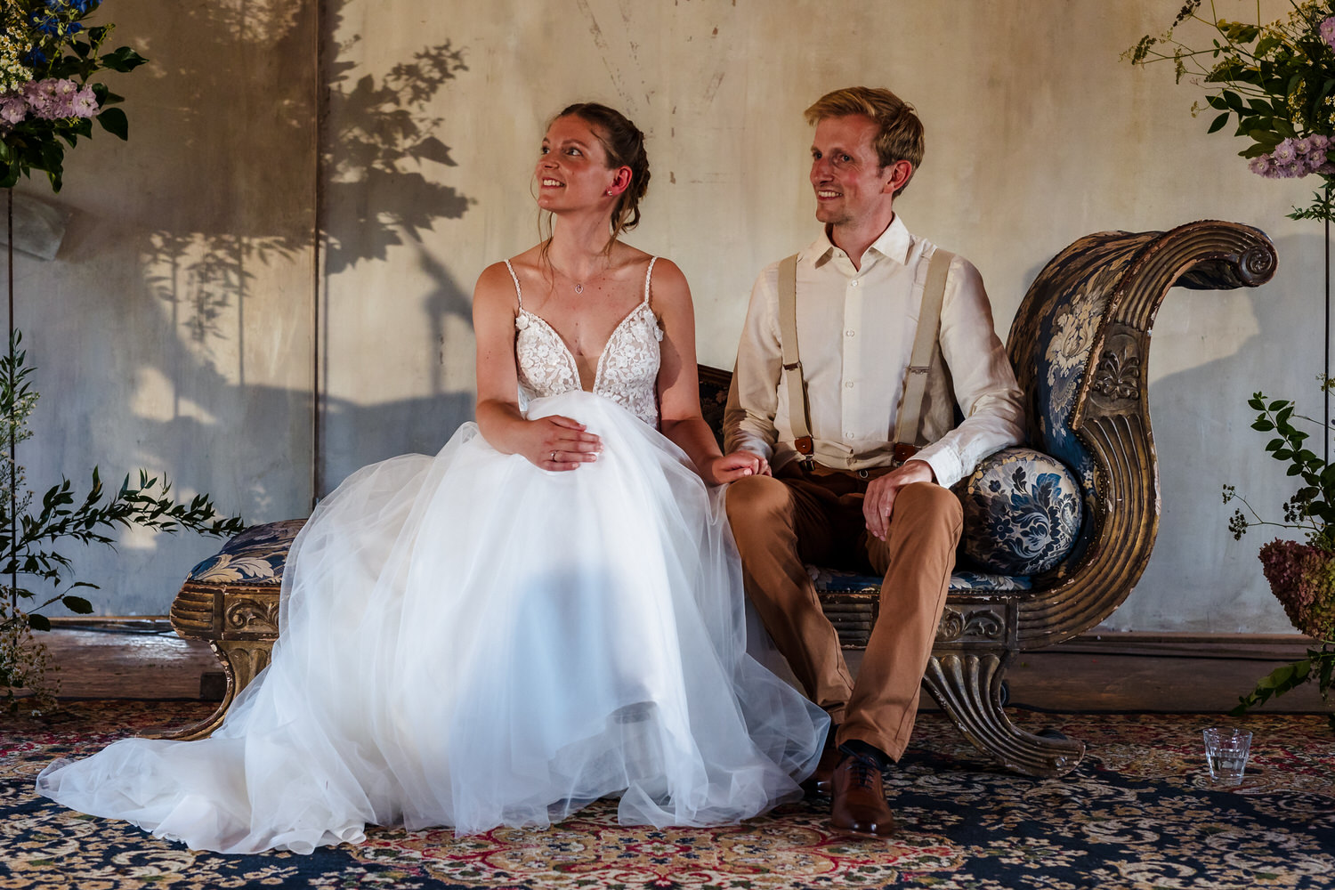 bruidspaar tijdens ceremonie in de metaalkathedraal