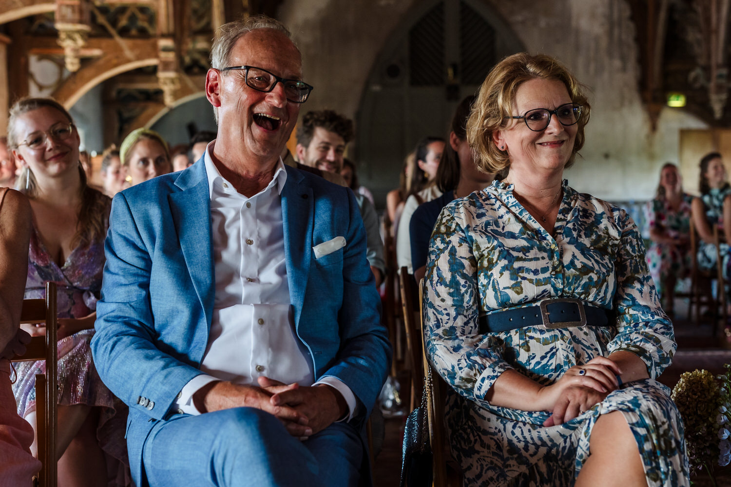 gasten tijdens de trouwceremonie