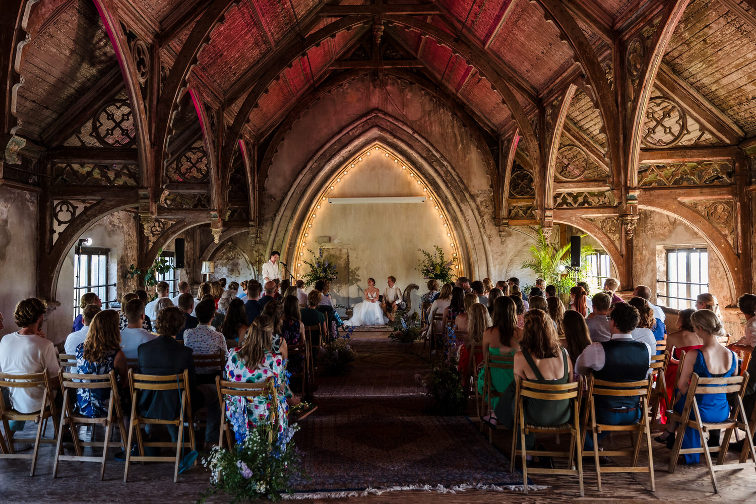 trouwceremonie in de metaal kathedraal