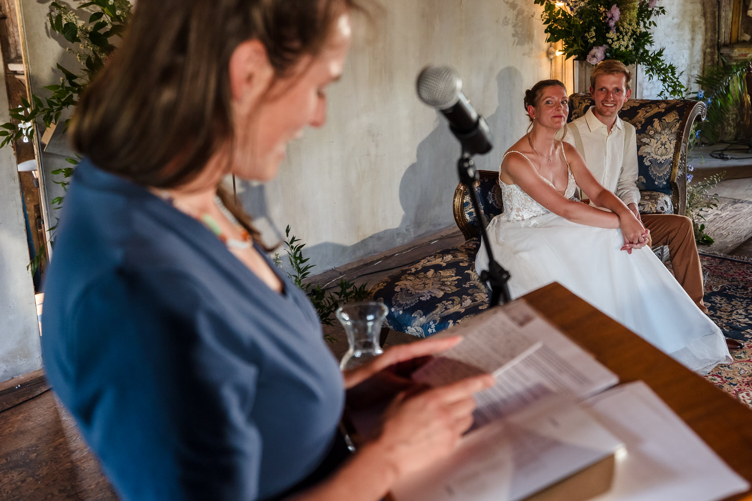 bruidspaar luistert naar een speech tijdens de cerremonie