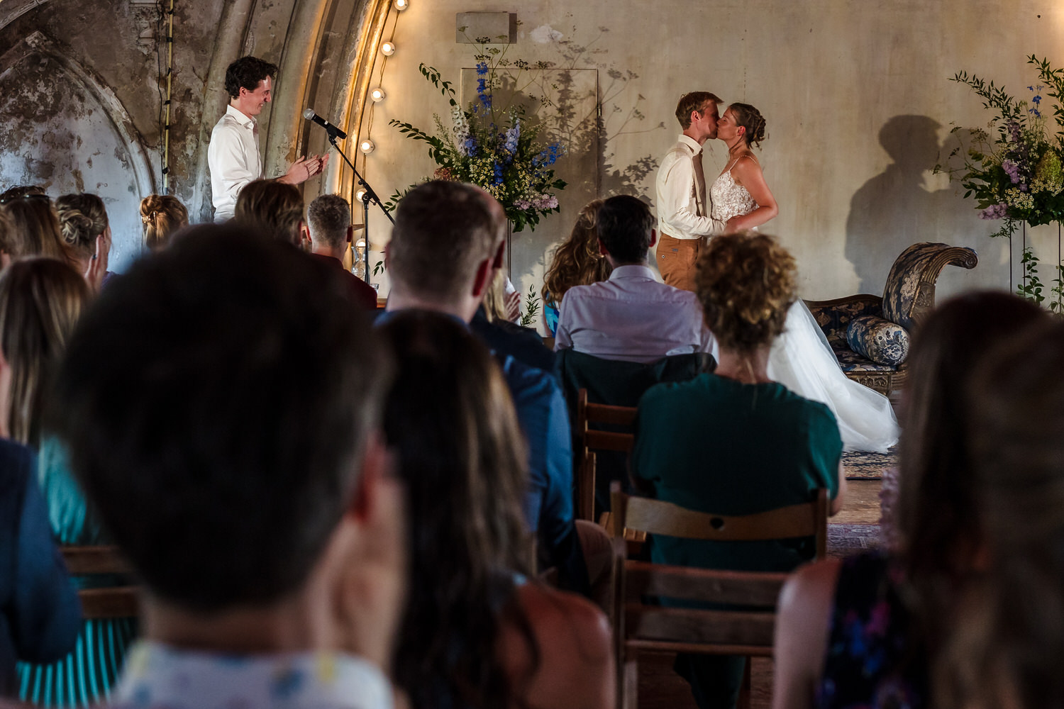 eerste kus tijdens trouwceremonie in de metaal kathedraal