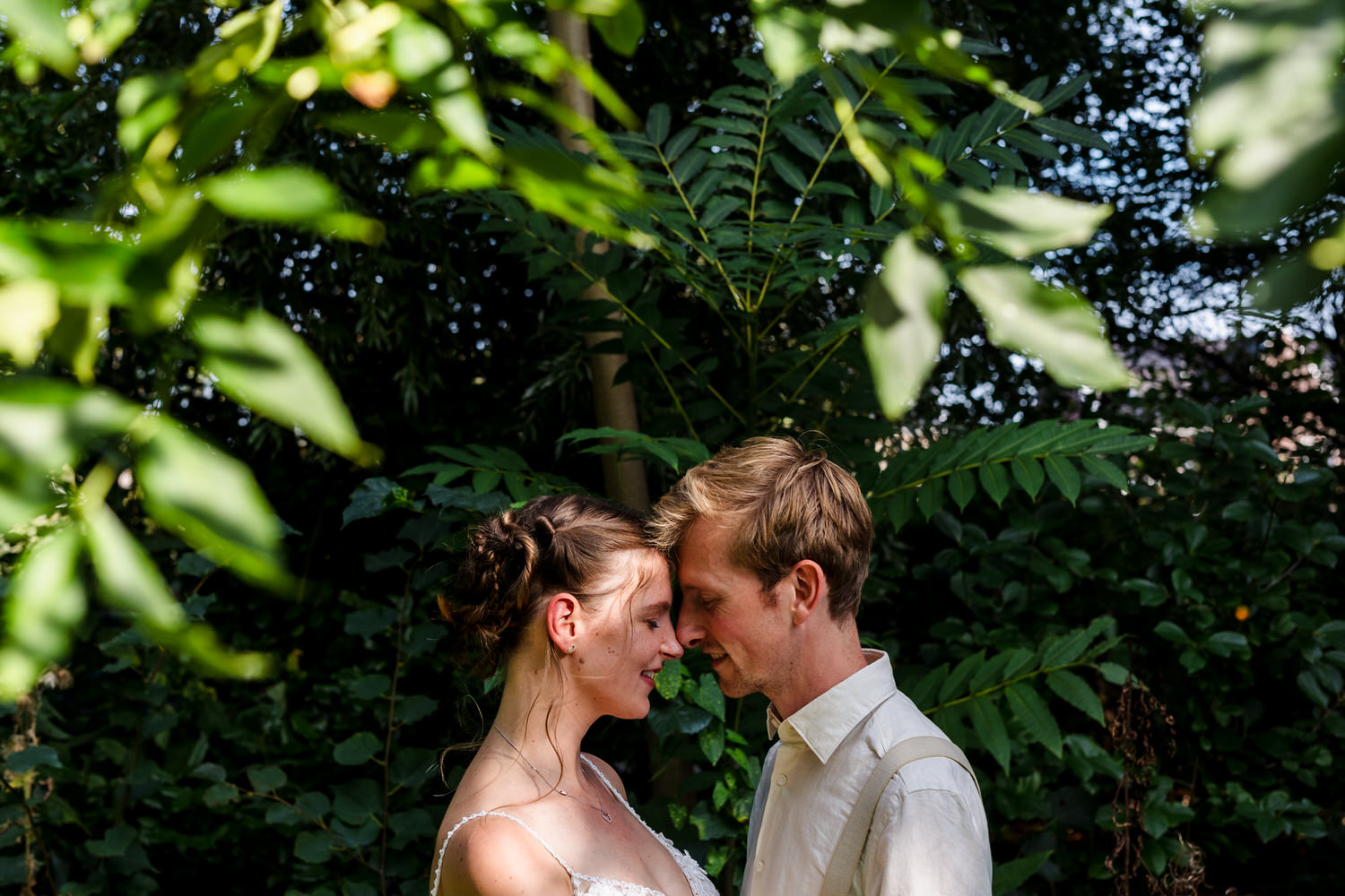 fotoshoot met bruidspaar tijdens bruiloft in de metaal kathedraal