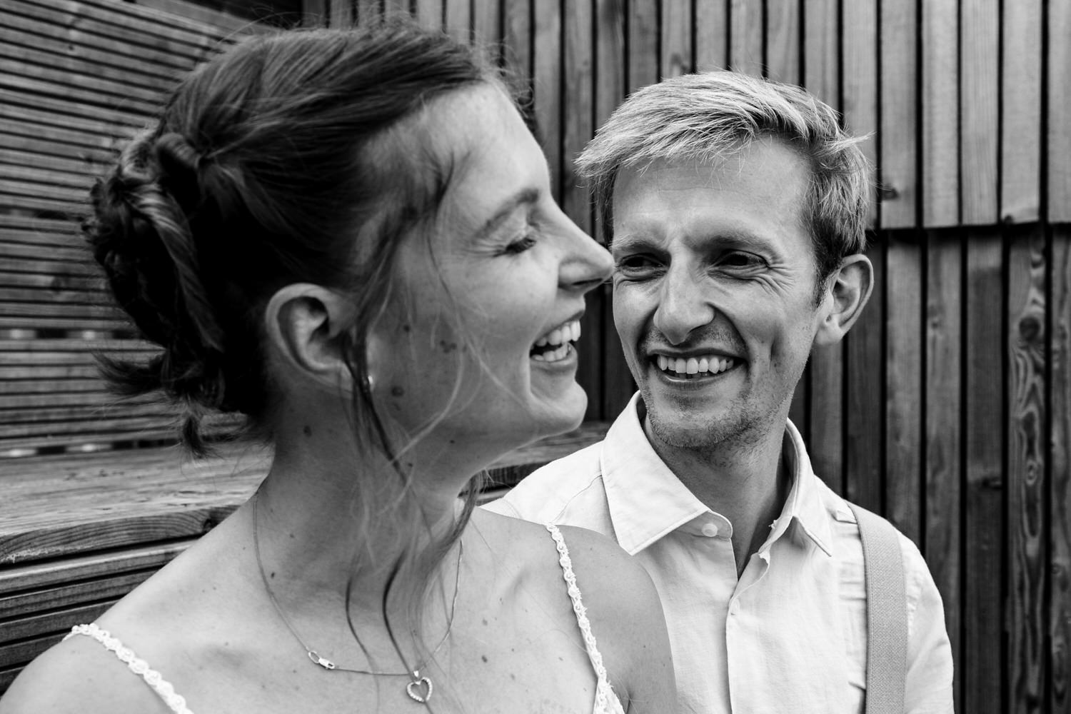 fotoshoot met bruidspaar in zwart-wit