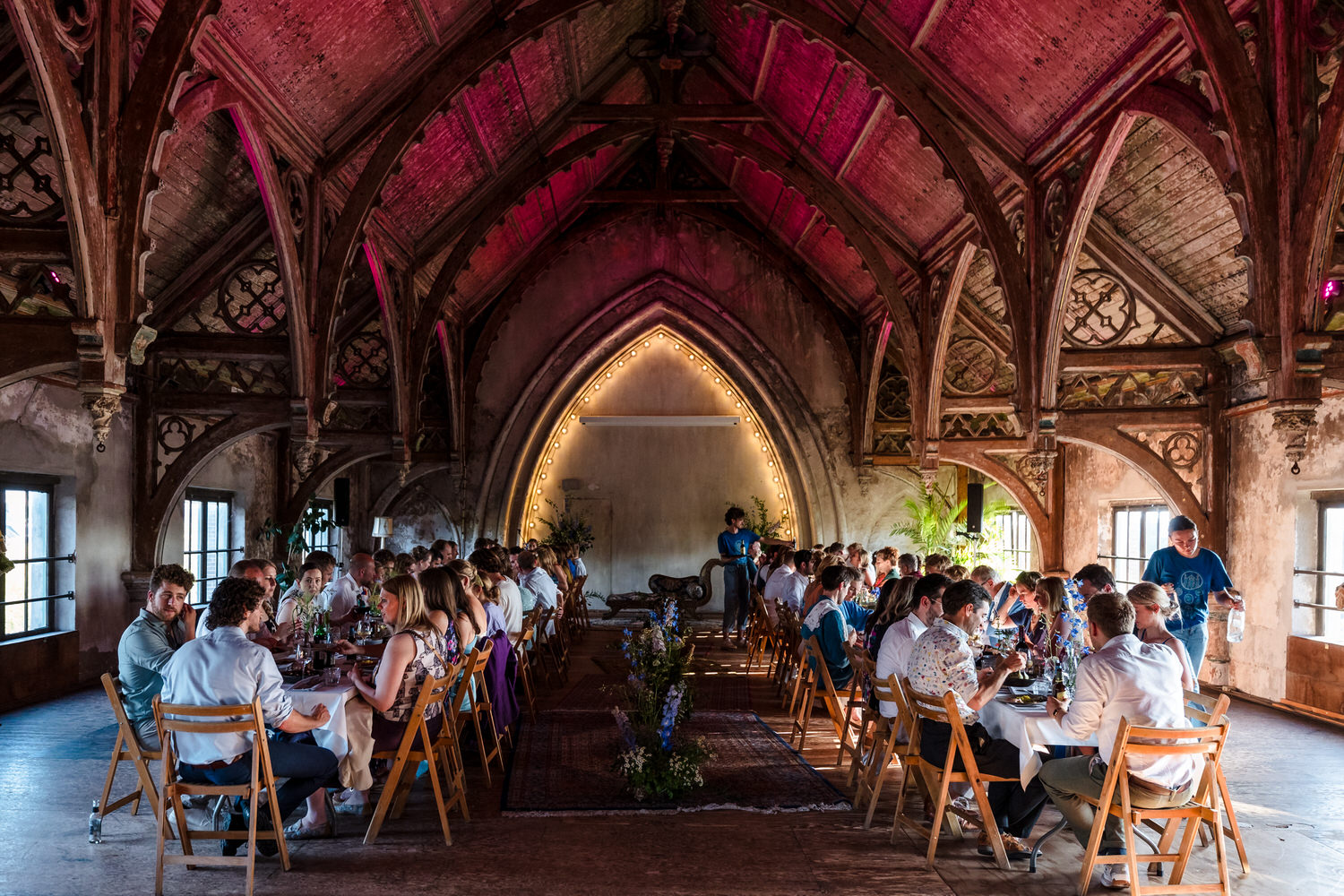 diner in de metaal kathedraal tijdens bruiloft