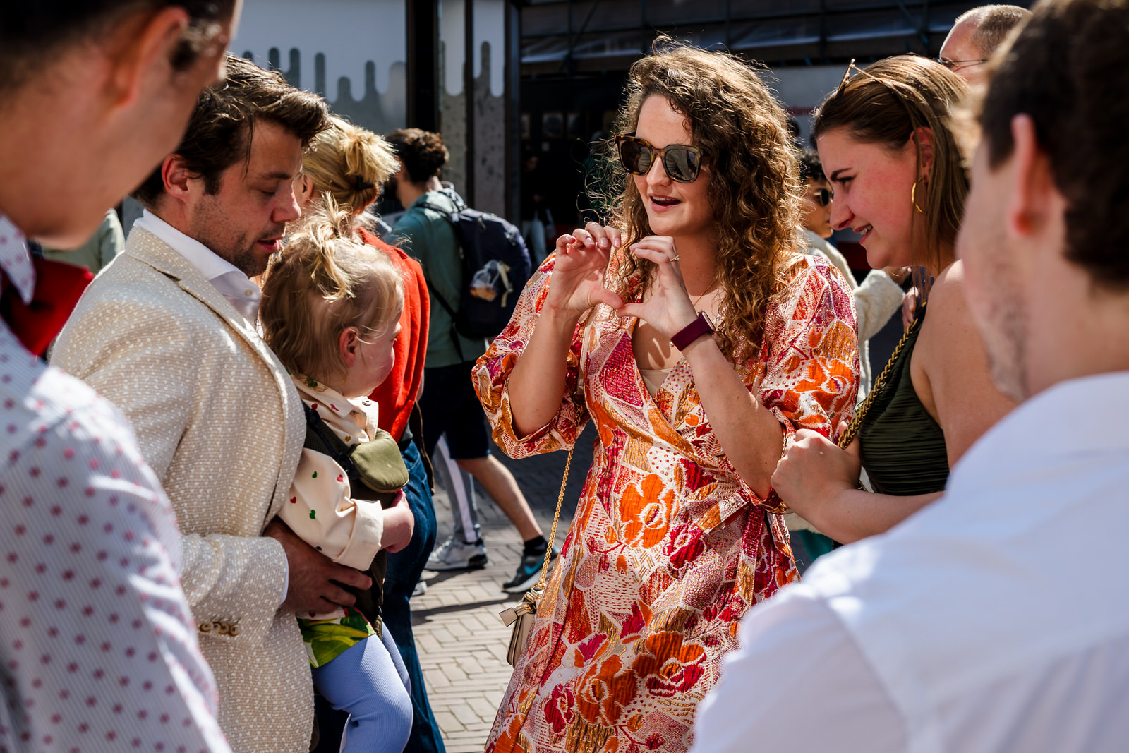 bruiloftsgasten verzamelen zich voor de ingang van het stadhuis van utrecht
