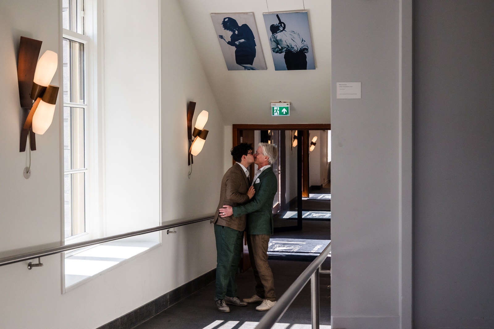 bruidspaar op weg naar de ceremoniezaal in het stadhuis van utrecht
