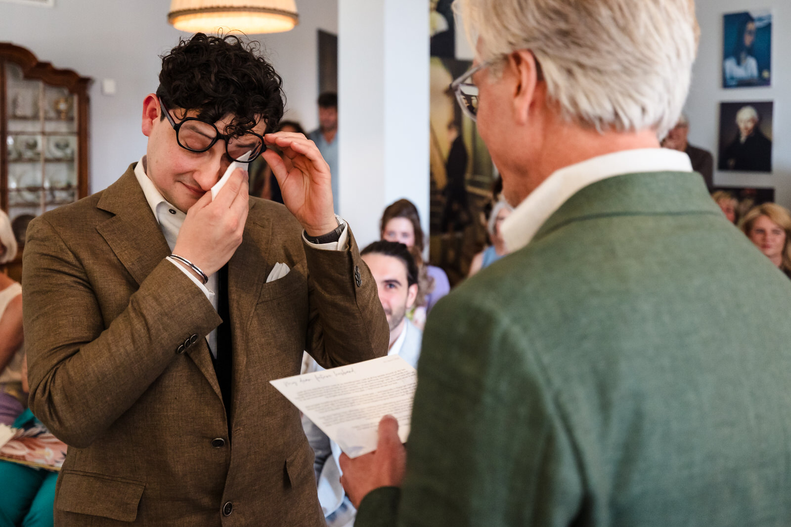 bruidegom pinkt traantje weg tijdens trouwceremonie in het gemeentehuis van utrecht