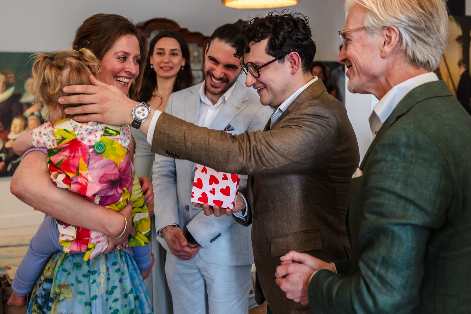nichtje brengt de ringen tijdens een trouwceremonie in het stadhuis van utrecht