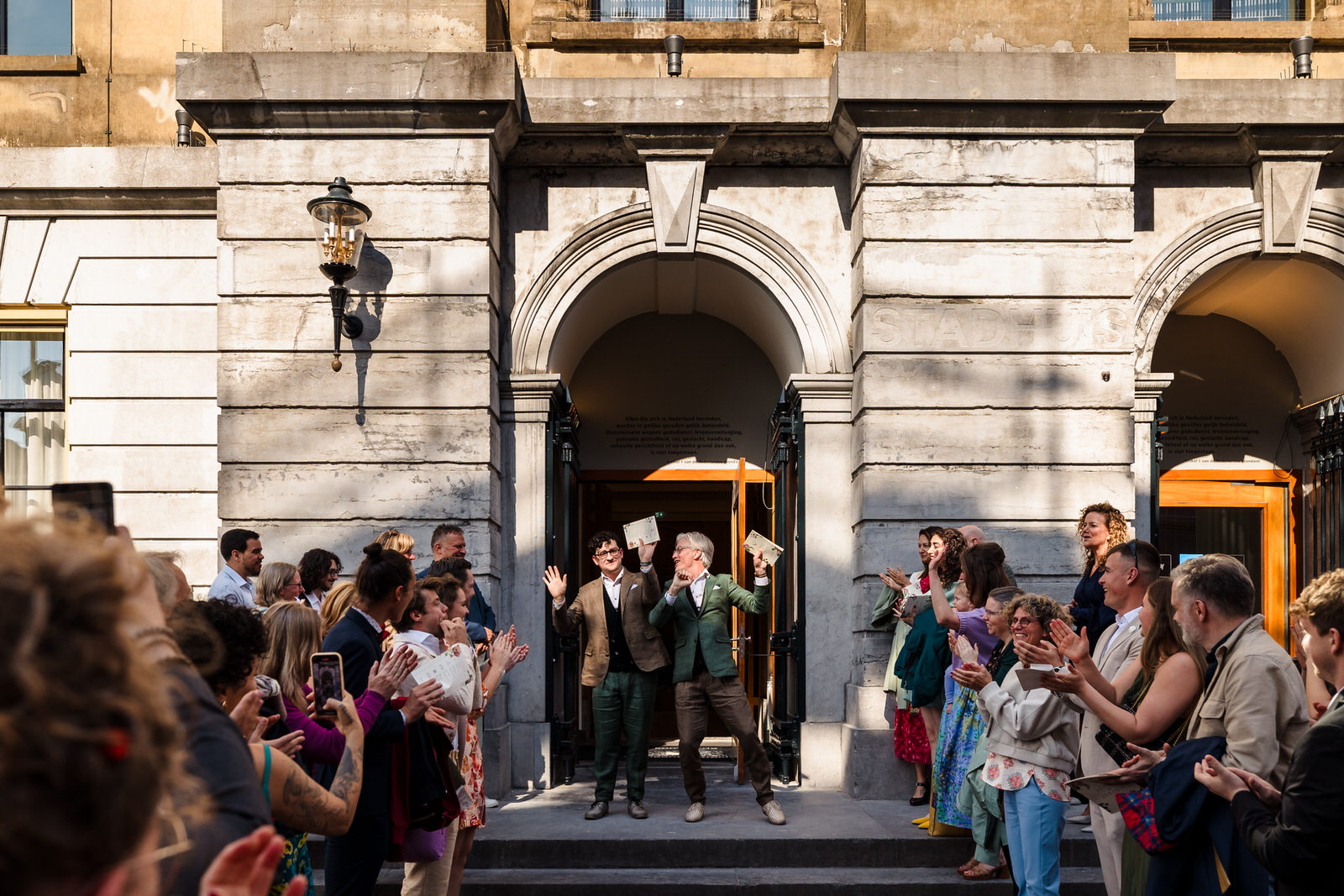 bruidspaar op de trappen van het stadhuis van utrecht