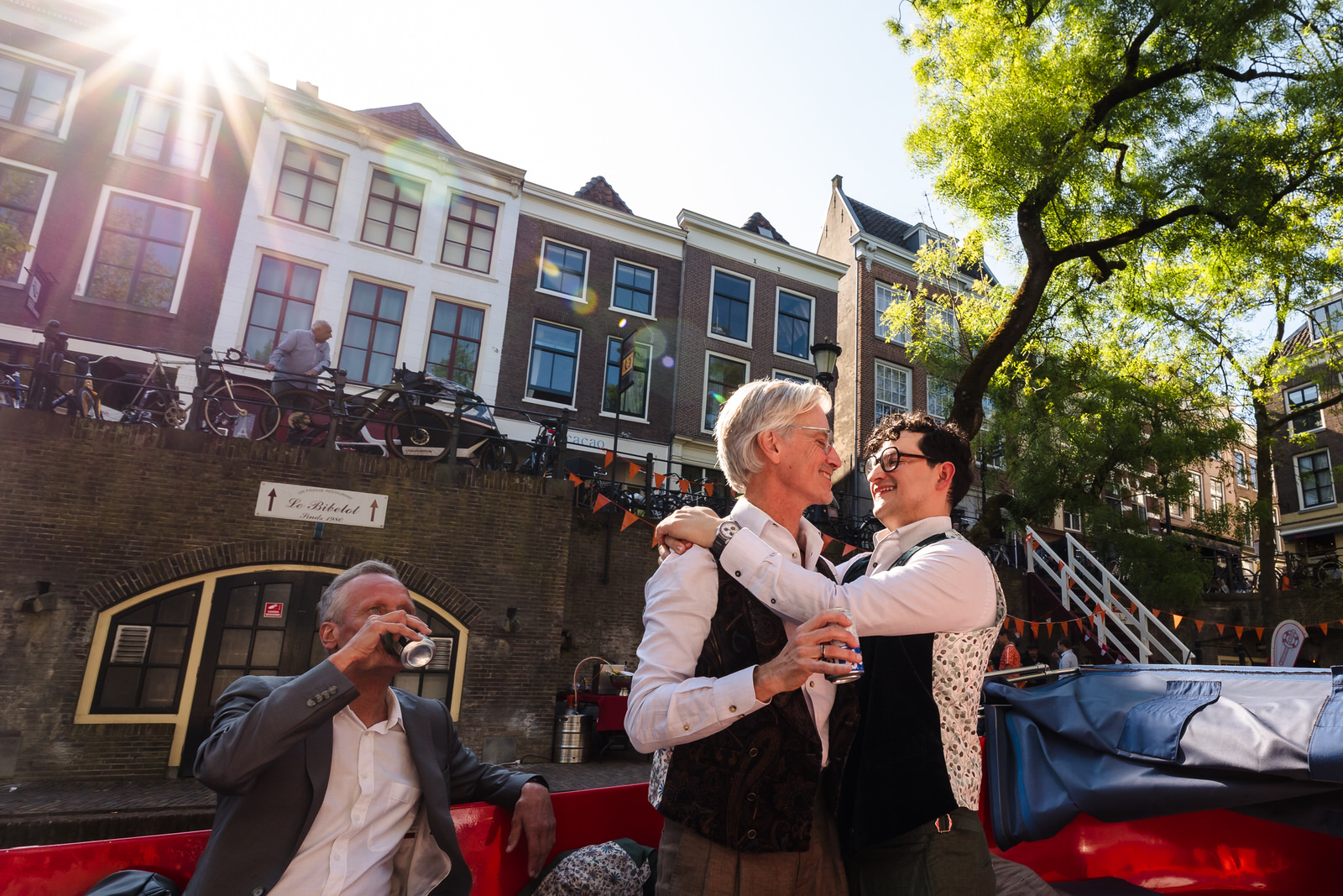 bruidspaar op een boot op de grachten van utrecht