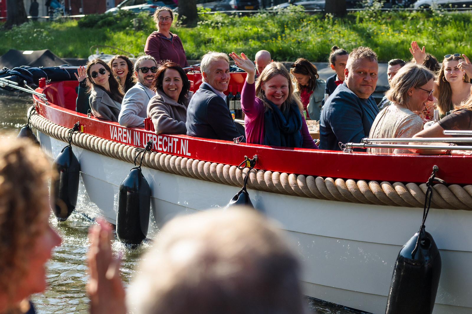 bruiloftsgasten in de boot