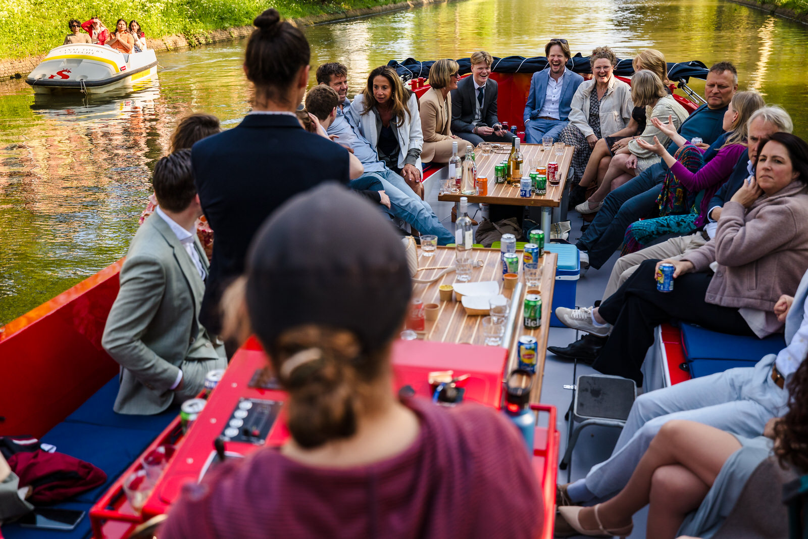 bruiloftsgasten op een boot in utrecht