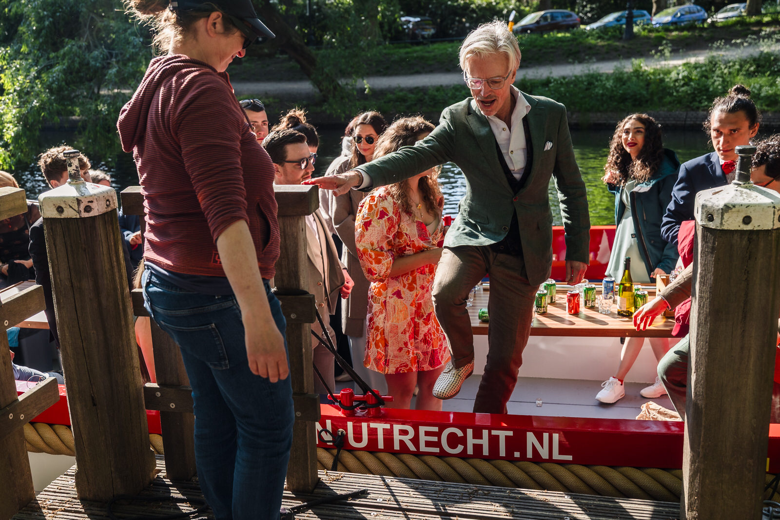 bruidegom stapt uit de boot