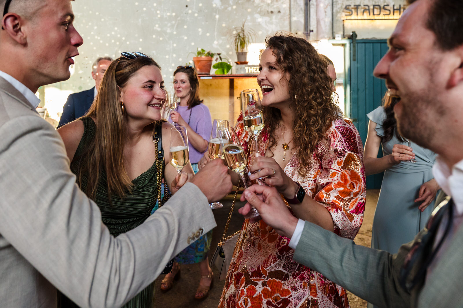 bruiloftsgasten proosten in de metaal kathedraal in utrecht