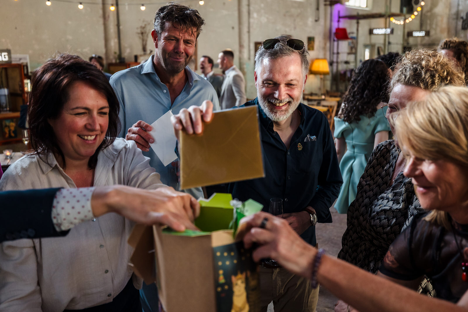 bruiloftgasten bij de cadeautafel in de metaal kathedraal in utrecht