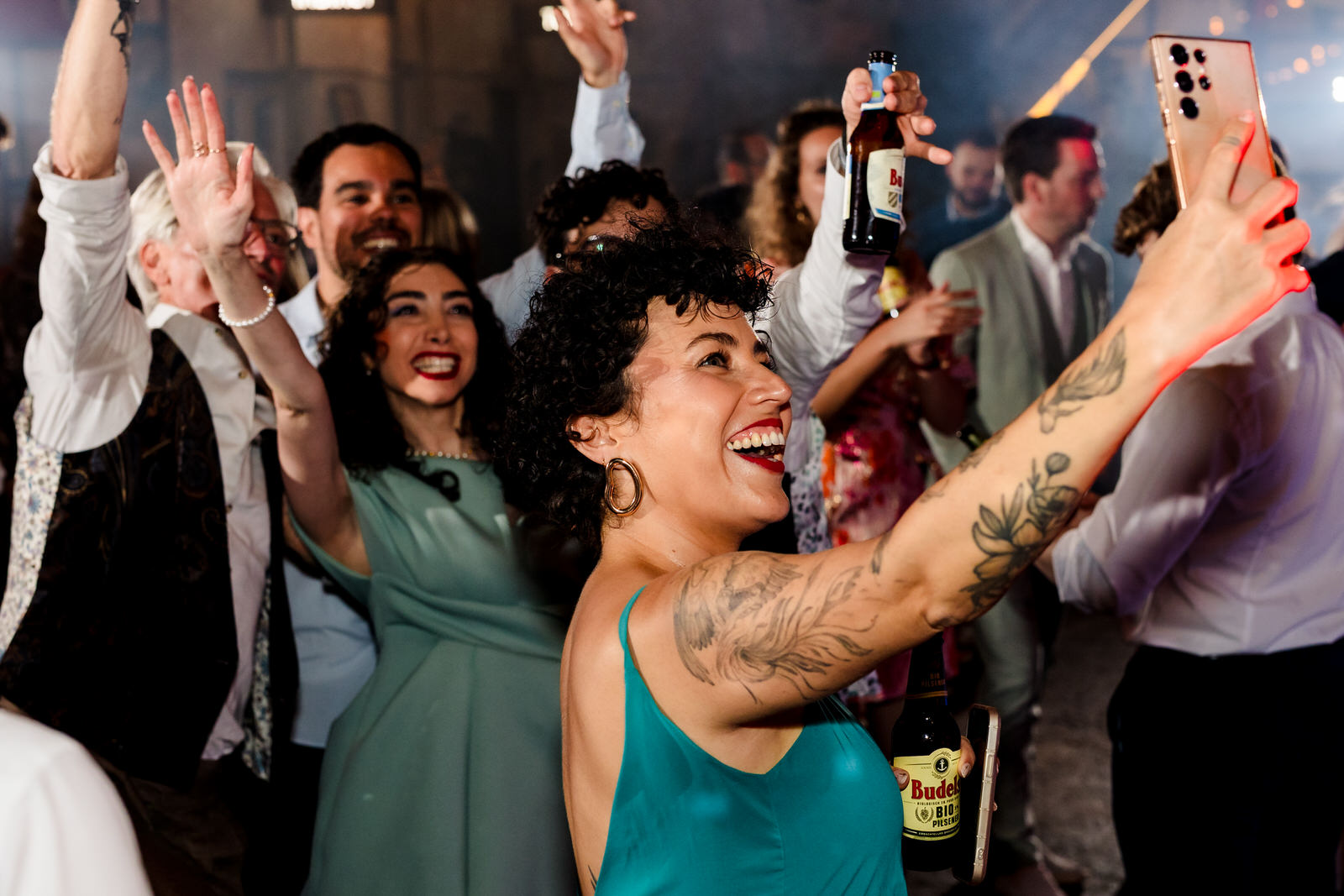 trouwfeest in de metaal kathedraal