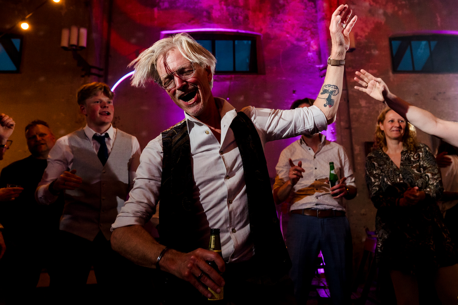 trouwfeest in de metaal kathedraal